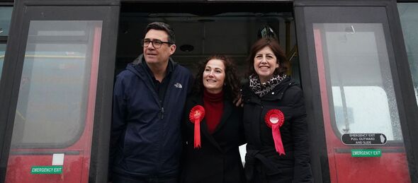 Andy Burnham, à gauche, avec la candidate travailliste et leader adjointe Lucy Powell aux élections partielles de Gorton et Denton Andy Burnham, à gauche, avec la candidate travailliste et leader adjointe Lucy Powell aux élections partielles de Gorton et Denton