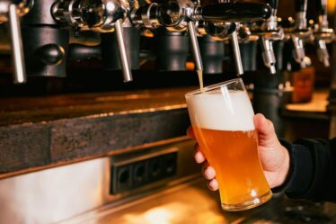 Un pub britannique réduit les prix de la nourriture et des boissons – mais seulement si vous payez en espèces