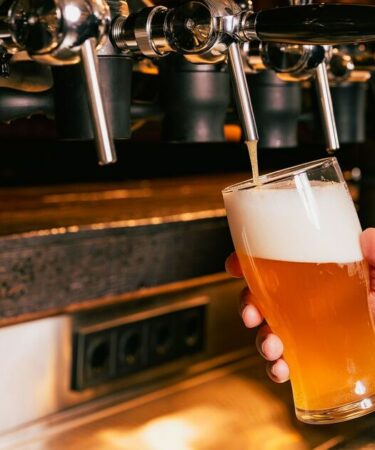 Un pub britannique réduit les prix de la nourriture et des boissons – mais seulement si vous payez en espèces