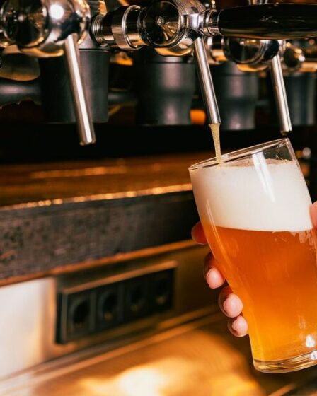 Un pub britannique réduit les prix de la nourriture et des boissons – mais seulement si vous payez en espèces