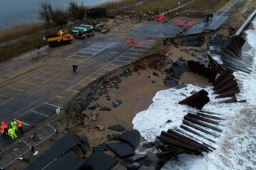 Un village britannique entier isolé par une tempête – « vagues de 12 pieds »