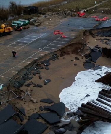 Un village britannique entier isolé par une tempête – « vagues de 12 pieds »