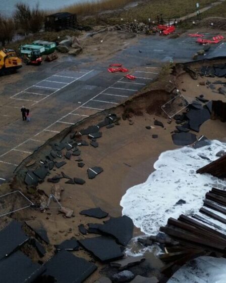 Un village britannique entier isolé par une tempête – « vagues de 12 pieds »