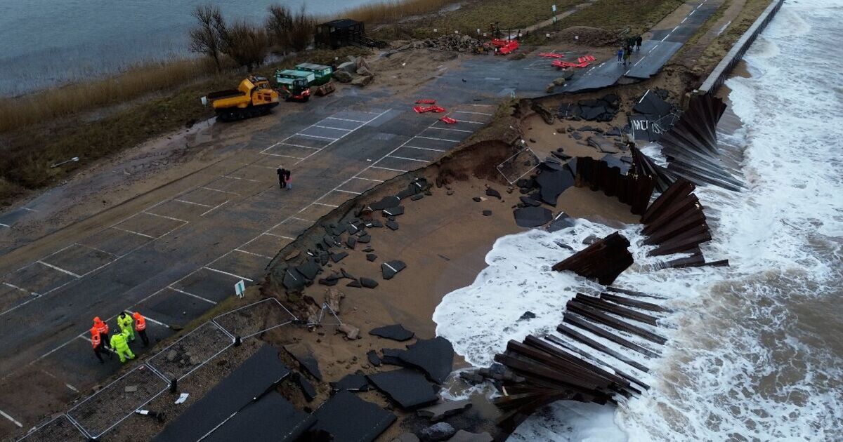 Un village britannique entier isolé par une tempête – « vagues de 12 pieds »