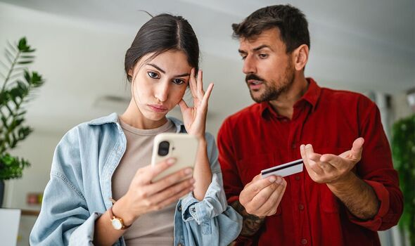 Un couple vérifie ses finances