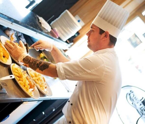 Chef cuisinier aux Trenchers of Whitby à Whitby, Yorkshire Chef cuisinier aux Trenchers of Whitby à Whitby, Yorkshire