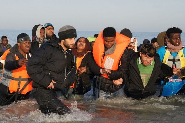 Les migrants attendent dans l'eau Les migrants attendent dans l'eau