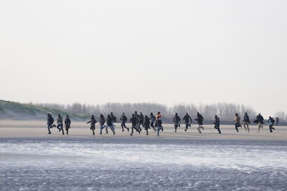 Les migrants courent vers un bateau Les migrants courent vers un bateau