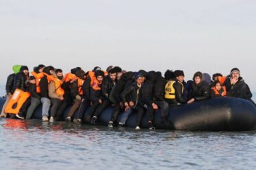 Des migrants tentés de traverser la Manche à bord de petits bateaux après une journée record
