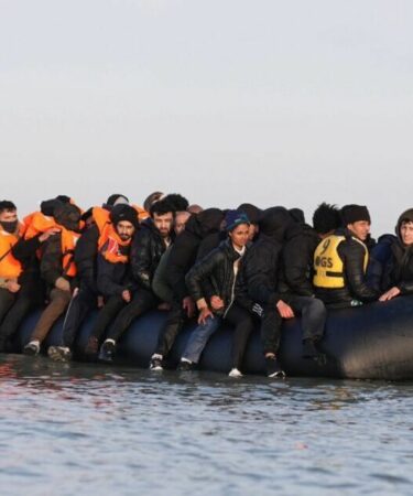 Des migrants tentés de traverser la Manche à bord de petits bateaux après une journée record