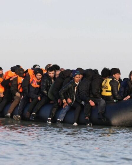 Des migrants tentés de traverser la Manche à bord de petits bateaux après une journée record