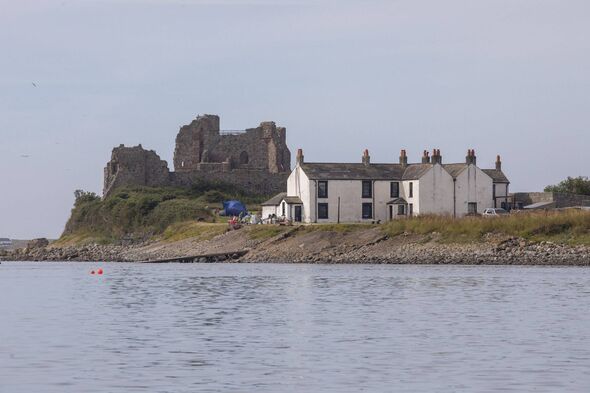 Vue de l'île Piel à un mile au large de la côte de Furness