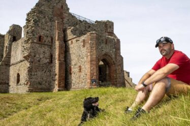 Île britannique isolée avec rien d'autre que des ruines de château historique, un pub et son propre « roi »