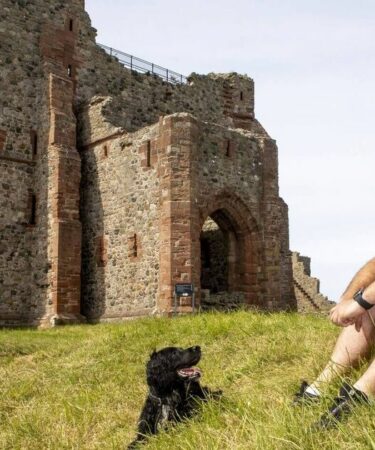 Île britannique isolée avec rien d'autre que des ruines de château historique, un pub et son propre « roi »