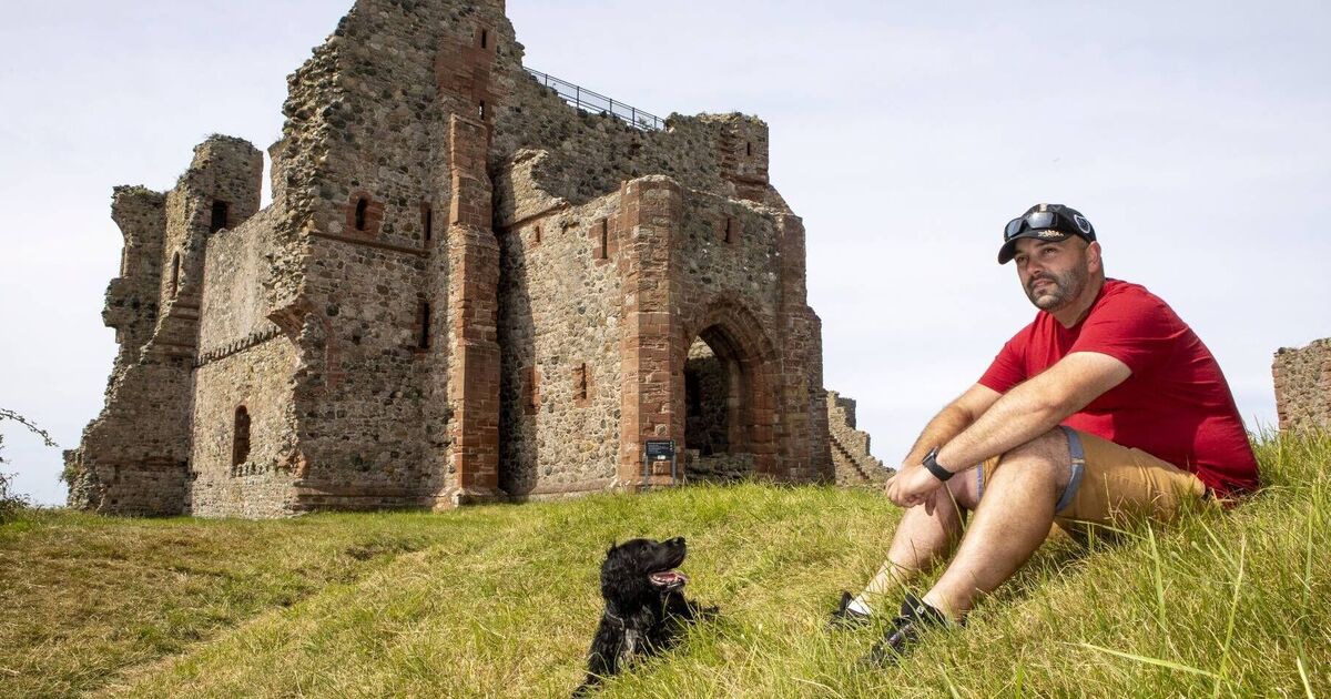 Île britannique isolée avec rien d'autre que des ruines de château historique, un pub et son propre « roi »