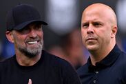 L'ancien manager de Liverpool Jurgen Klopp et son successeur Arne Slot