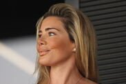 Carolyn Radford regarde