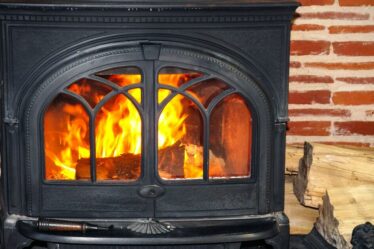 Les ménages risquent une amende de 300 £ pour utilisation erronée d’un poêle à bois à la suite de modifications législatives