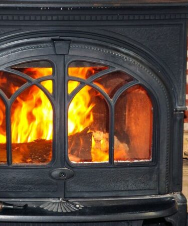 Les ménages risquent une amende de 300 £ pour utilisation erronée d’un poêle à bois à la suite de modifications législatives