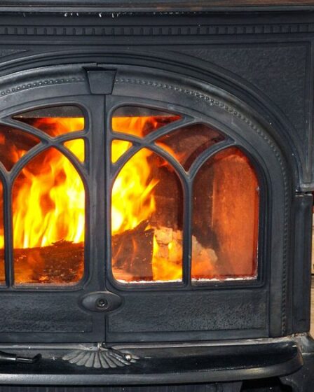 Les ménages risquent une amende de 300 £ pour utilisation erronée d’un poêle à bois à la suite de modifications législatives