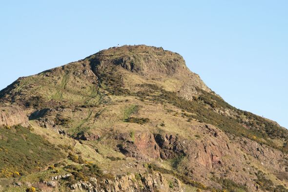 Belle vue sur la colline Arthur's Seat à Édimbourg, en Écosse, sous un ciel pâle et sans nuages