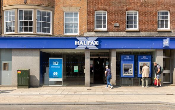 Bridlington, circonscription est, Yorkshire, Royaume-Uni, 16 juin 2025 extérieur de la succursale bancaire d'Halifax avec guichets automatiques et passants sur la rue animée de la ville