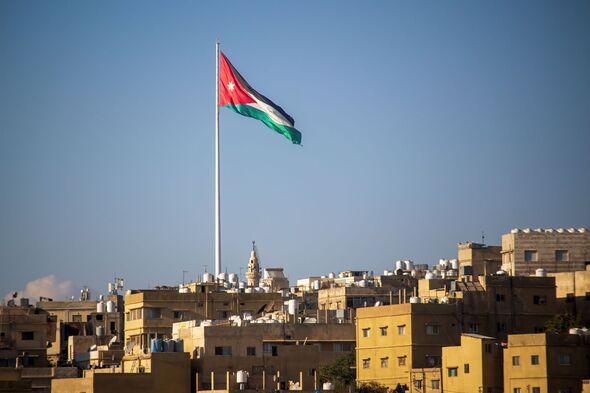 Le drapeau jordanien flotte sur les collines d'Amman