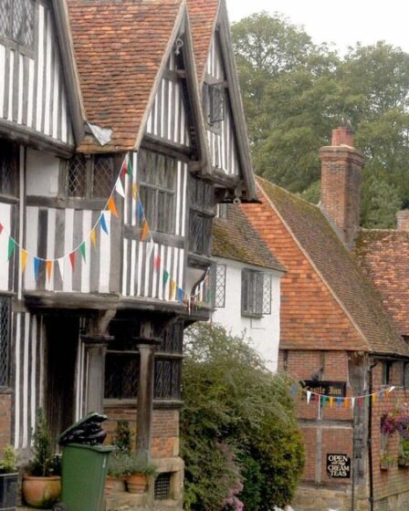 Village Tudor le mieux préservé avec château de conte de fées "comme si on remontait le temps"