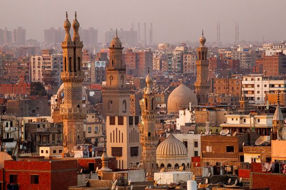 Mosquées avec minarets et architecture traditionnelle du Caire historique
