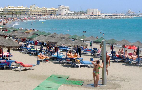 Personnes se détendant sur la plage de Benalmadena en Espagne