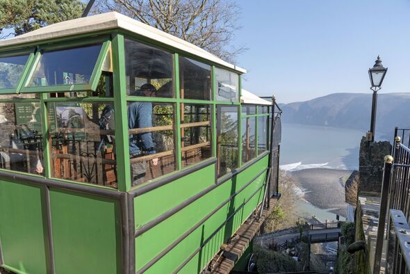 Lynton, Devon, Angleterre, Royaume-Uni, le chemin de fer à falaise de Lynton & Lynmouth qui fonctionne à l'énergie hydraulique entre les deux villes de Lynton & Lynmouth en bas