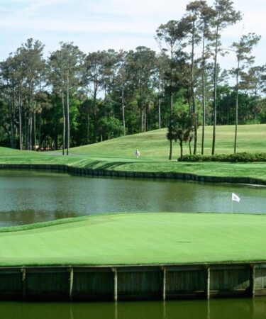 Un tireur tue deux personnes et s'échappe sur le parcours du Players Championship avec un événement retardé