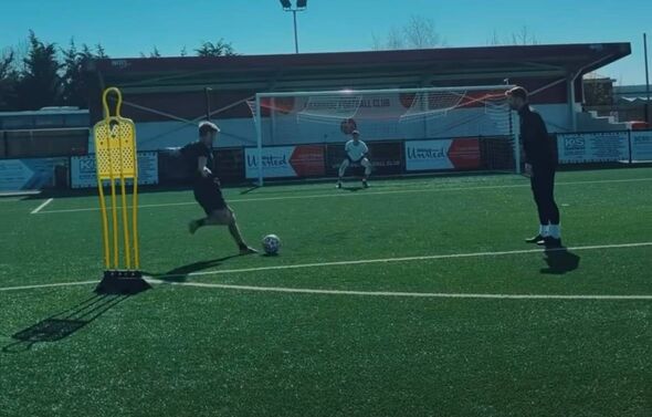 Mykhailo Mudryk frappe le ballon