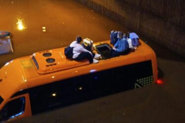 Inondations aux îles Canaries : moment d'horreur Un touriste britannique coincé dans un minibus crie à l'aide