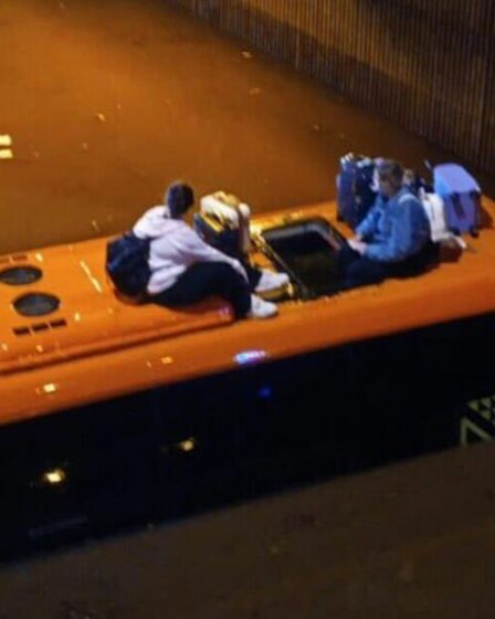 Inondations aux îles Canaries : moment d'horreur Un touriste britannique coincé dans un minibus crie à l'aide