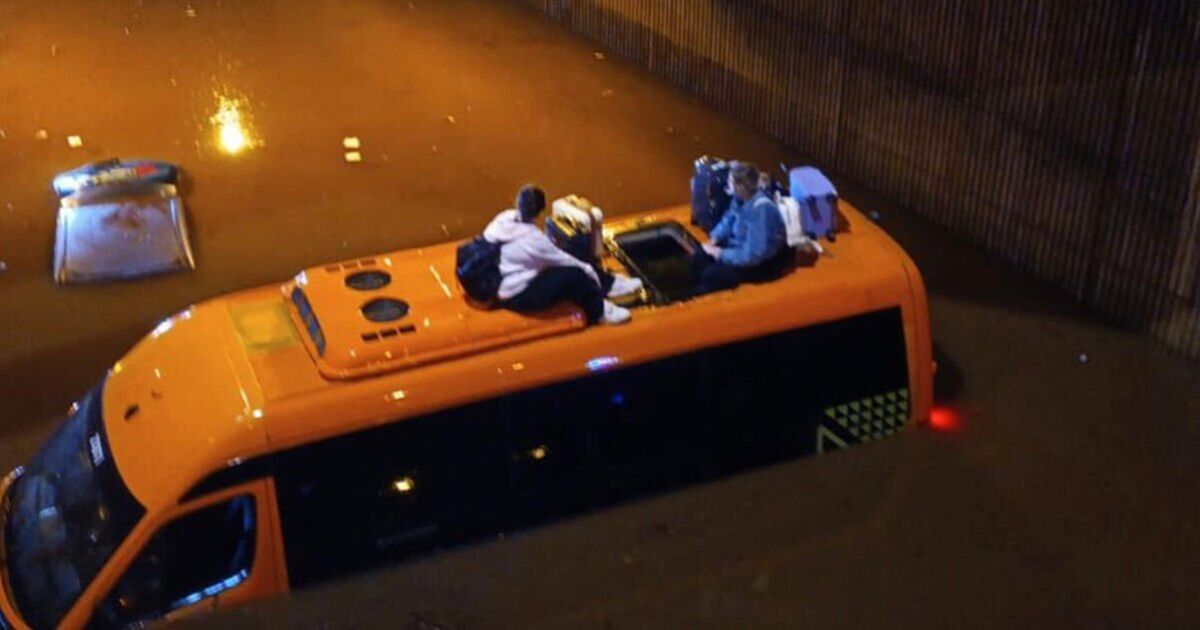 Inondations aux îles Canaries : moment d'horreur Un touriste britannique coincé dans un minibus crie à l'aide