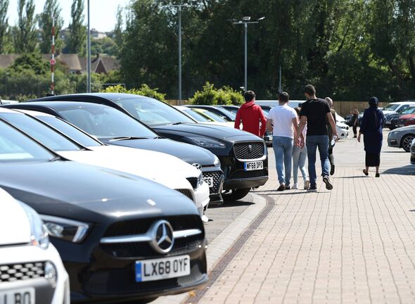 un terrain de vente de voitures un terrain de vente de voitures