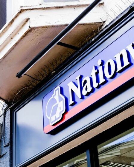 À l'échelle nationale, « la tête et les épaules au-dessus » alors que 40 000 membres reçoivent 175 £ gratuits