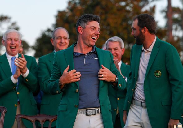 Rory McIlroy enfile la veste verte