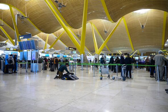 Voyageurs au terminal T4 de l'aéroport Adolfo Suarez Madrid-Barajas Voyageurs au terminal T4 de l'aéroport Adolfo Suarez Madrid-Barajas