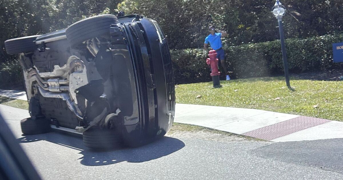 Accident de voiture à Tiger Woods EN DIRECT : une légende du golf photographiée à côté d'une voiture renversée après un accident