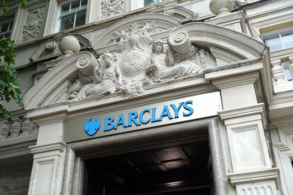 Hampstead, Londres, Angleterre, Royaume-Uni - 11 juin 2025 : logo de la Barclays Bank affiché à l'entrée de style baroque du village de Hampstead