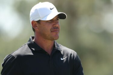 Brooks Koepka se précipite alors qu'un jeune enfant est heurté par une voiturette de golf au championnat Valspar