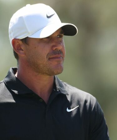 Brooks Koepka se précipite alors qu'un jeune enfant est heurté par une voiturette de golf au championnat Valspar