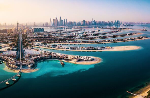 Le panorama de Palm Island avec la marina de Dubaï en arrière-plan aérien