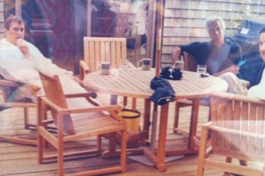 De sombres secrets derrière l’image récemment découverte d’Andrew, Mandelson et Jeffrey Epstein