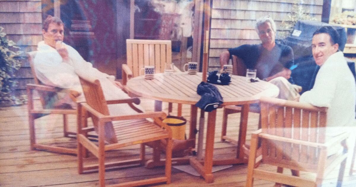 De sombres secrets derrière l’image récemment découverte d’Andrew, Mandelson et Jeffrey Epstein