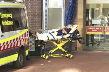 Des turbulences d'horreur frappent un vol en Australie alors que 3 membres d'équipage de cabine se précipitent à l'hôpital depuis l'aéroport