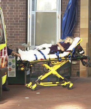 Des turbulences d'horreur frappent un vol en Australie alors que 3 membres d'équipage de cabine se précipitent à l'hôpital depuis l'aéroport