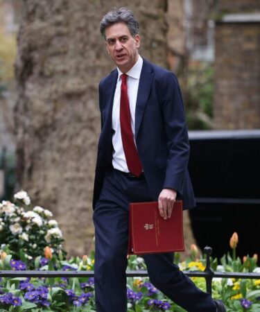 Ed Miliband dénonce la « pure folie » de la mer du Nord alors que les prix mondiaux du pétrole augmentent